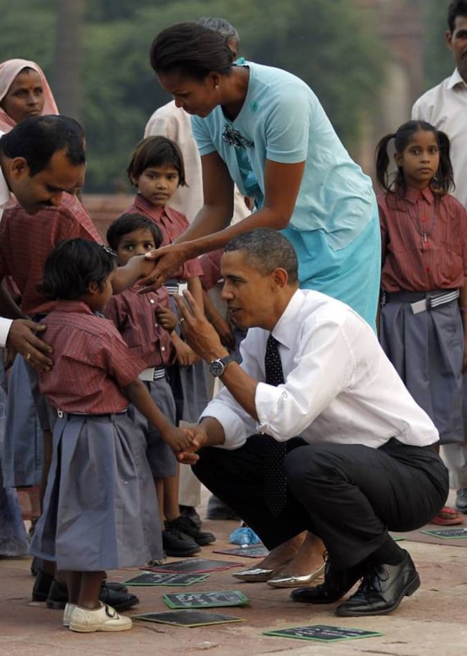 De Amerikaanse president ontmoette in New Delhi de kinderen van arbeiders die historische gebouwen restaureren.