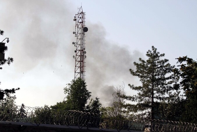 Rookwolken komen vanaf de locatie nabij het presidentieel paleis in Kabul waar Taliban-strijders en Afghaanse bewakingstroepen een vuurgevecht leverden.