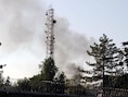 Rookwolken komen vanaf de locatie nabij het presidentieel paleis in Kabul waar Taliban-strijders en Afghaanse bewakingstroepen een vuurgevecht leverden.