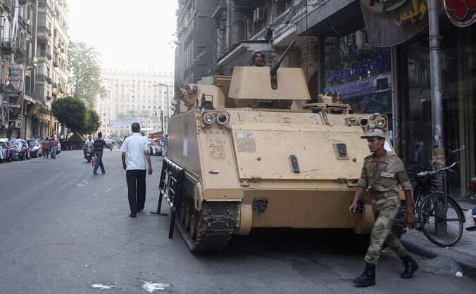 Egyptische soldaten houden de wacht nabij het Tahrirplein in Caïro.