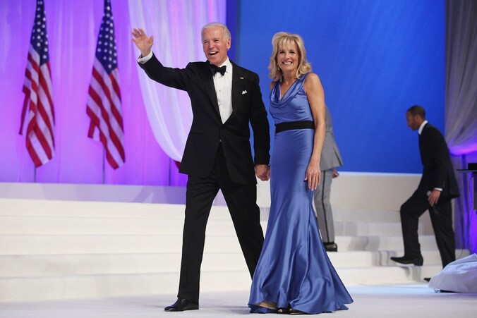 Joe Biden en echtgenote Jill groeten de genodigden op het inauguratiebal van Barack Obama.
