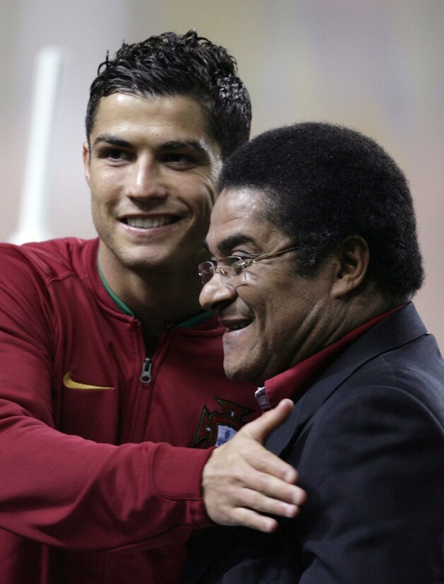 Cristiano Ronaldo samen met Eusebio in 2002.