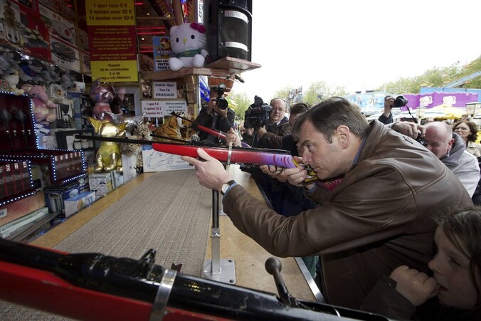 Momenteel is in Antwerpen de Sinksenfoor aan de gang. Burgemeester Bart De Wever toonde alvast zijn kunnen in het schietkraam.