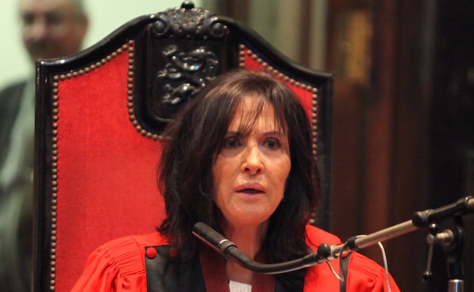 Voorzitster Karin Gérard liet het slapende jurylid vervangen.