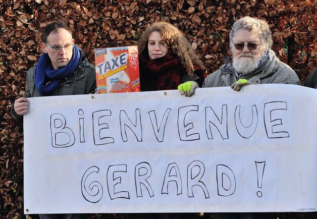 Leden van de linkse PTB protesteren voor het huis van Depardieu in Néchin.