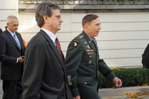 VS-ambassadeur Howard Gutman vergezelde Petraeus.
