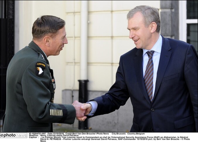 ISAF-opperbevelhebber David Petraeus schudt de hand van premier Leterme.