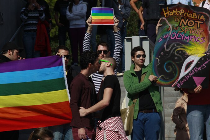 Protest in Athene tegen de antihomowetten in Rusland.
