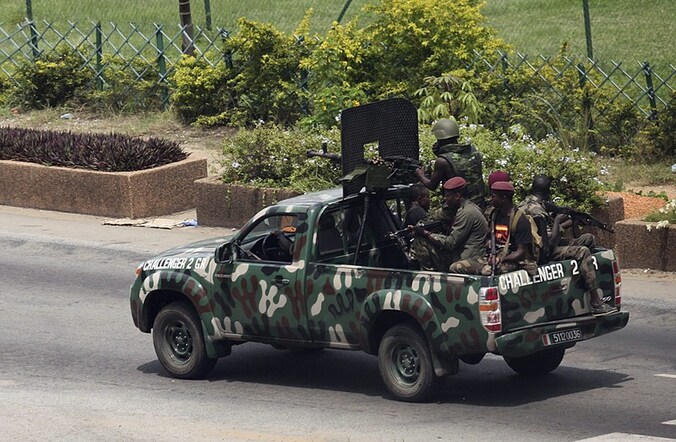 Troepen van Gbagbo patrouilleren in Abidjan.