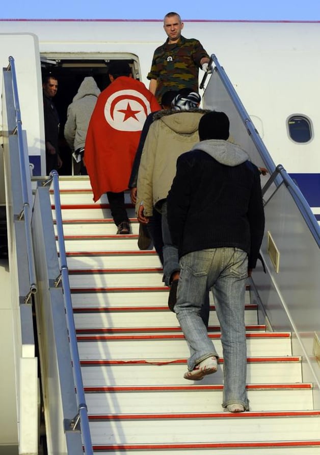 De Egyptische vluchtelingen stappen de Airbus in.