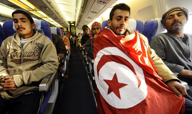 Deze Egyptische vluchteling bracht een Tunesische vlag mee als souvenir.