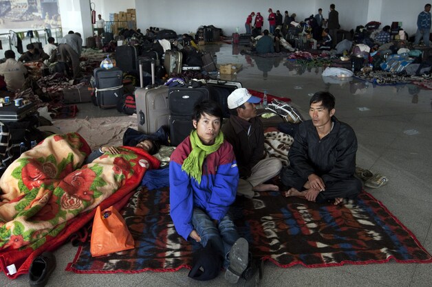 Vluchtelingen overnachten massaal in de luchthaven van Djerba.