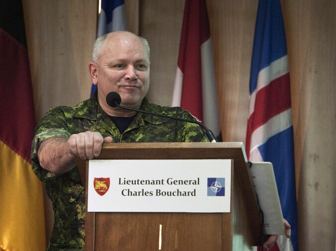 De Canadese generaal Charles Bouchard leidt de NAVO-operatie.