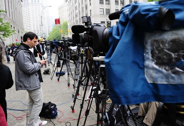Reporters stromen toe bij het gerechtsgebouw in Manhattan.
