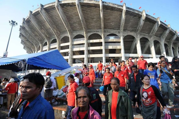 Roodhemden bij het sportstadion waar de voorbije dagen werd gedemonstreerd.