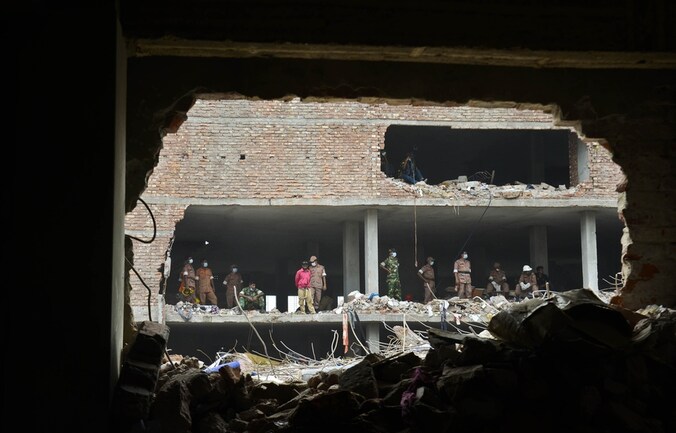 Op 24 april stortte in Bangladesh al een gebouw in waar kledingfabriekjes waren gevestigd. De dodentol liep al op tot meer dan 800.