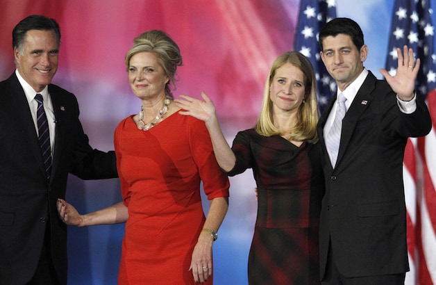 Mitt en Ann Romney groeten samen met Paul en Janna Ryan hun aanhangers in Boston.
