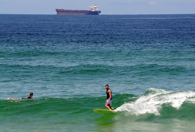 Surfers voor de kust van Australië. De toenemende populariteit van watersport is een factor in de toegenomen aanvallen van haaien.