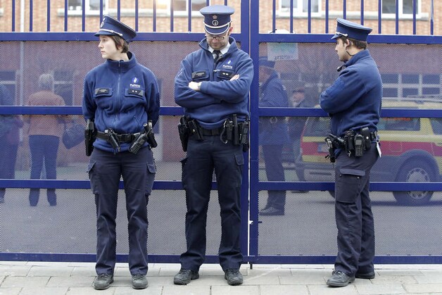 Politie-agenten staan aan basisschool St. Lambertus in Heverlee.