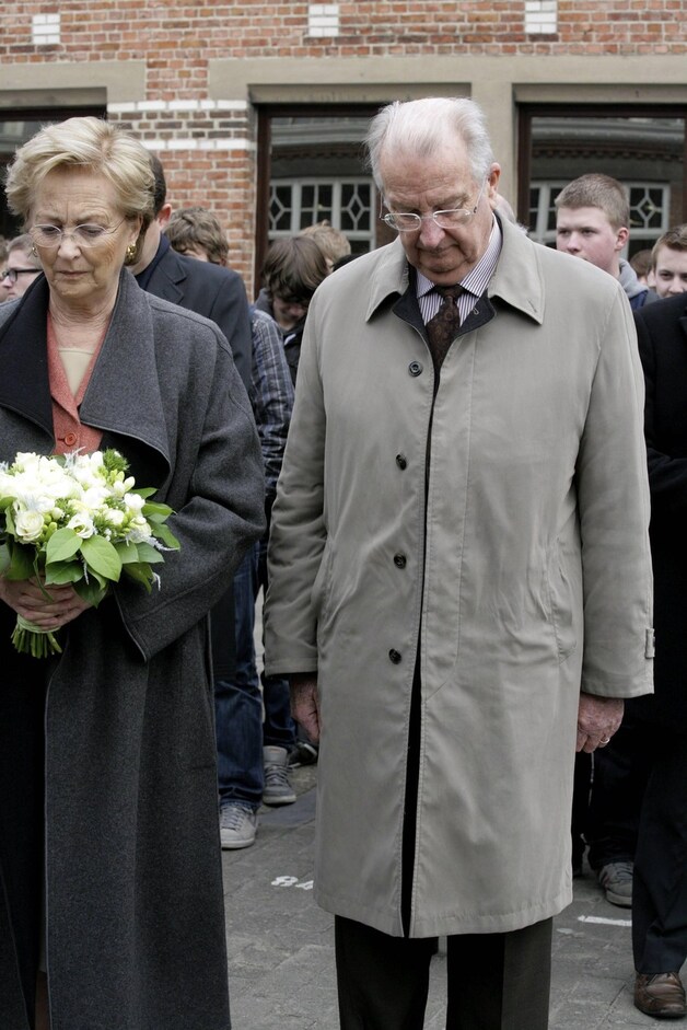 Koning Albert en koningin Paola bezochten vandaag een school in Aalst, en namen daar een minuut stilte voor de slachtoffers in acht.
