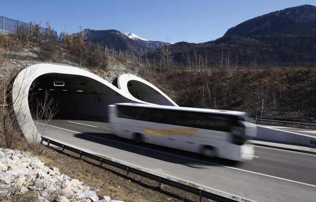 Een bus verlaat de tunnel waar gisterenavond het ongeval zich afspeelde.