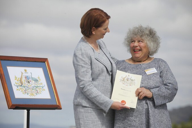 Actrice Miriam Margolyes krijgt haar certificaat van premier Julia Gillard.