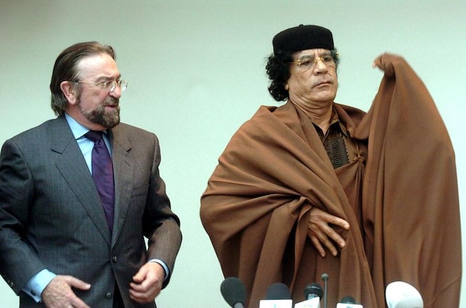 Herman De Croo in 2004 met de Libische leider Mouamar Kadhafi in Brussel.