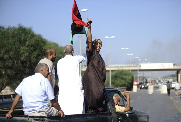 Rebellen juichen bij de 27ste Brug, enkele kilometers ten westen van het centrum van Tripoli.
