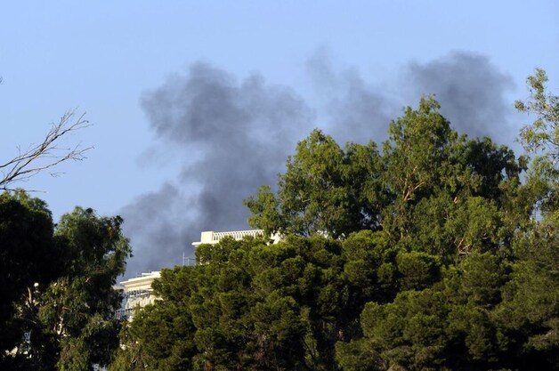 Rook stijgt op boven Tripoli.