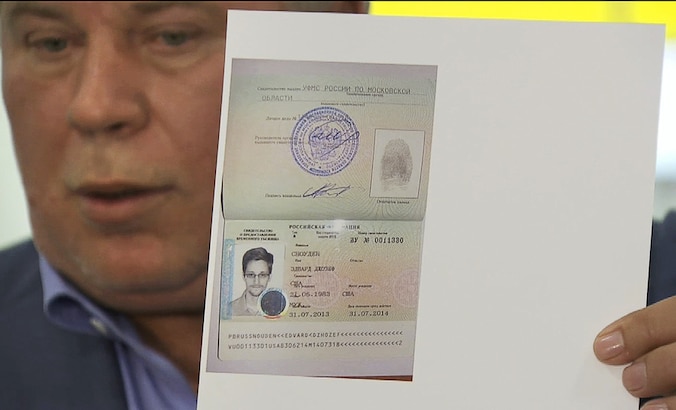 Anatoli Koetsjerena, de advocaat van Snowden, toont aan de pers het document dat Snowden toelaat een jaar in Rusland te verblijven.