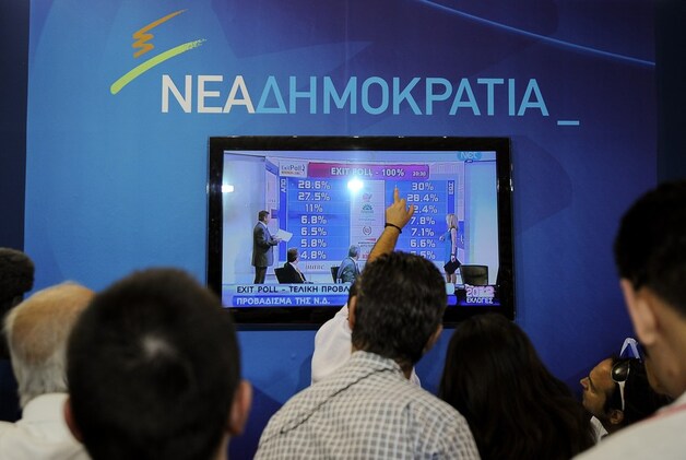 Aanhangers van Nea Dimokratia volgen de exit poll.