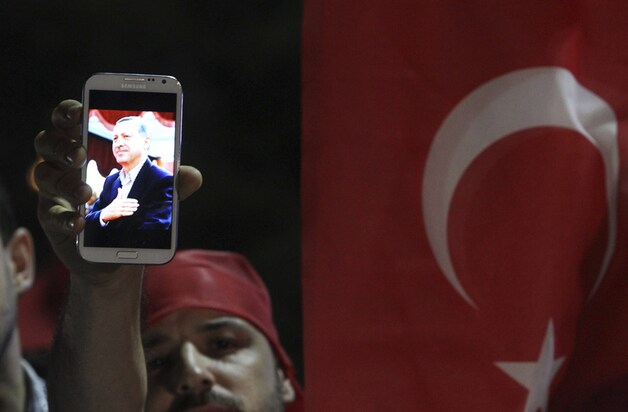 Aanhangers van Erdogan verwelkomen de premier op de luchthaven.