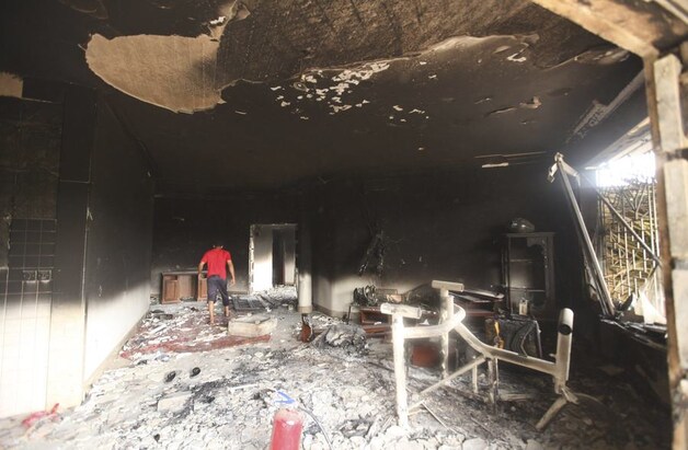 Het Amerikaanse consulaat in in Libië brandde volledig uit.