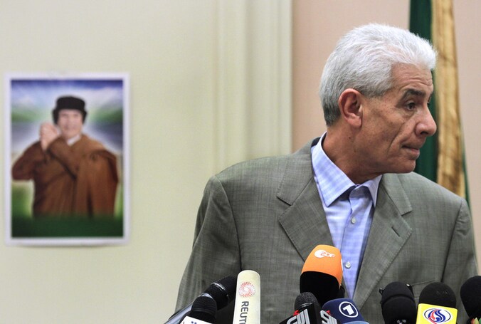Moussa Koussa, hier nog als Libisch minister, op een persconferentie in Tripoli op 18 maart.