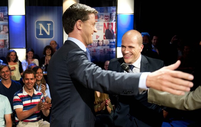 VVD-leider Mark Rutte (links) en zijn concurrent van de PvdA, Diederik Samsom (rechts).