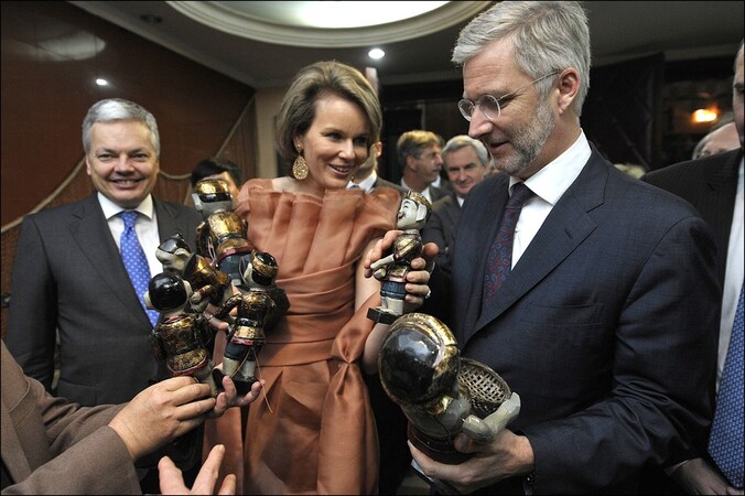 Prins Filip en prinses Mathilde kregen gisteren in Vietnam enkele waterpoppen voor hun kroost.