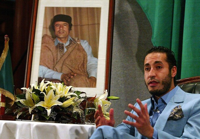 Saadi Kadhafi, naast een afbeelding van zijn vader, zocht zijn toevlucht in Niger.