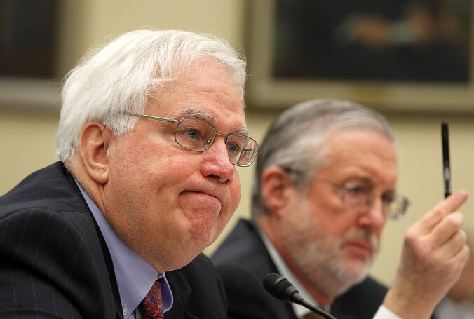 Secretaris van Nucleaire Energie Richard Meserve en zijn assistant Peter Lyons.