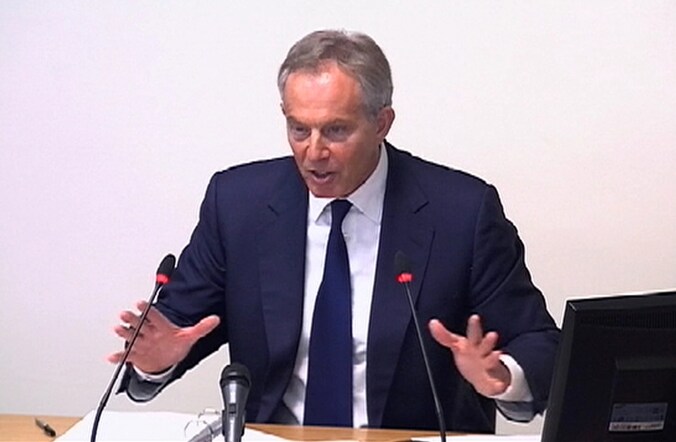 "Een werkrelatie tussen politici en media is onvermijdelijk", aldus voormalig Brits premier Tony Blair.