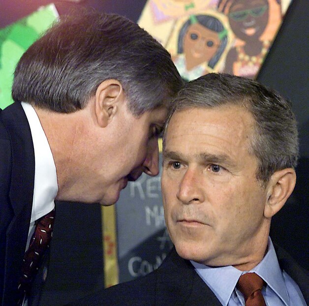 Toenmalig president George W. Bush verneemt de terreuraanslagen op de WTC-torens in New York. Bush zag nooit graten in martelpraktijken als waterboarding.