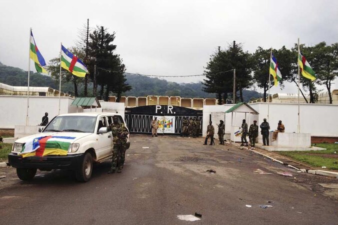 Strijders van de coalitie van opstandelingen bij het presidentiële paleis in Bangui.