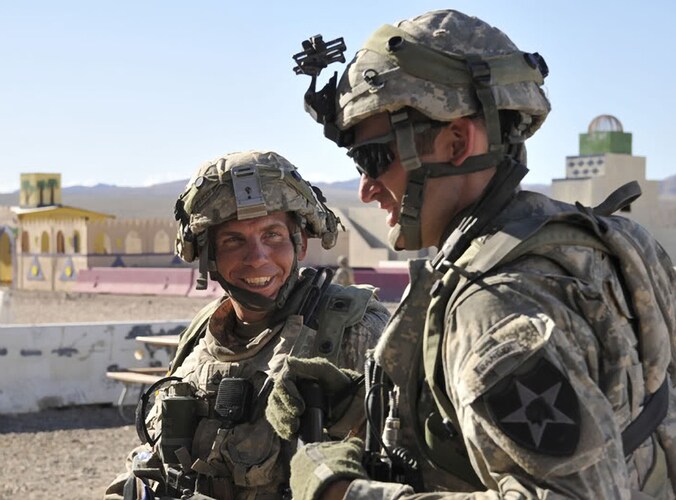 De dader, de 38-jarige sergeant Robert Bales (links) nam in augustus vorig jaar deel aan manoeuvres in het Californische Fort Irwin. Hij riskeert de doodstraf.