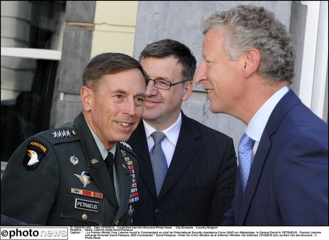 David Petraeus met Pieter De Crem.