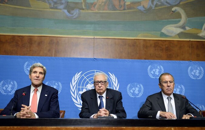 John Kerry (L) met VN-gezant Lakhdar Brahimi (C) en Russisch minister voor Buitenlandse Zaken Sergej Lavrov (R)
