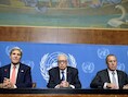 John Kerry (L) met VN-gezant Lakhdar Brahimi (C) en Russisch minister voor Buitenlandse Zaken Sergej Lavrov (R)
