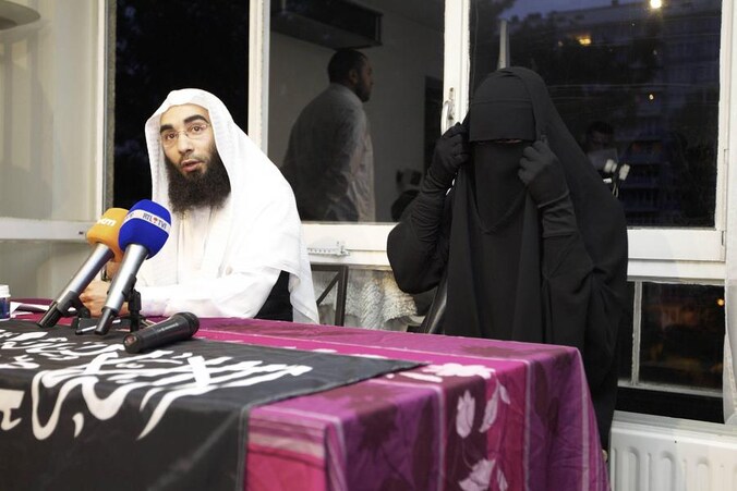 Fouad Belkacem, woordvoerder van Sharia4Belgium, met Stephanie Djato, de vrouw die vorige week werd gearresteerd in Sint-Jans-Molenbeek.