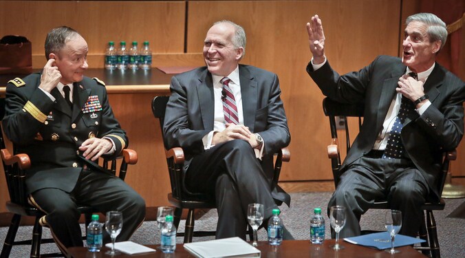 Vlnr: Generaal Keith Alexander (directeur NSA), John O. Brennan (directeur CIA), Robert S. Mueller (directeur FBI)