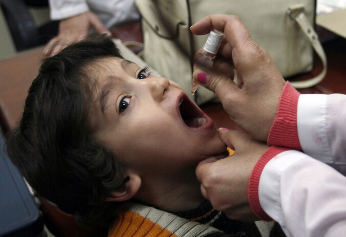 Een Syrisch kind in Damascus krijgt een vaccinatie tegen polio.