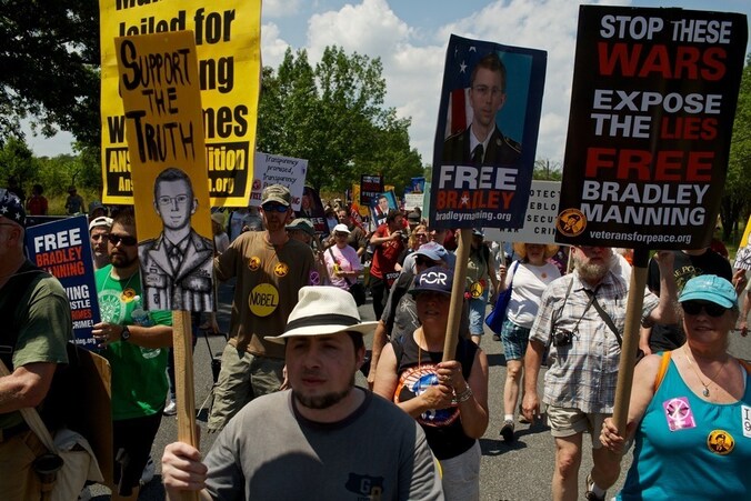 Betogers protesteren tegen de rechtszaak Bradley Manning.