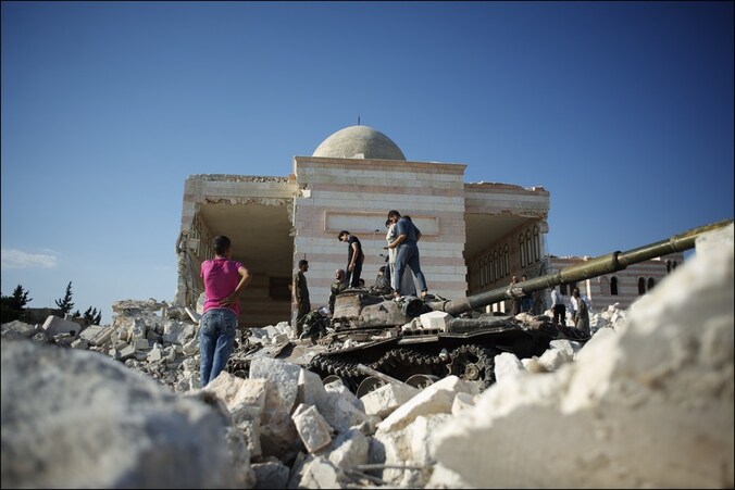 Brokstukken na een bombardement in Aleppo.